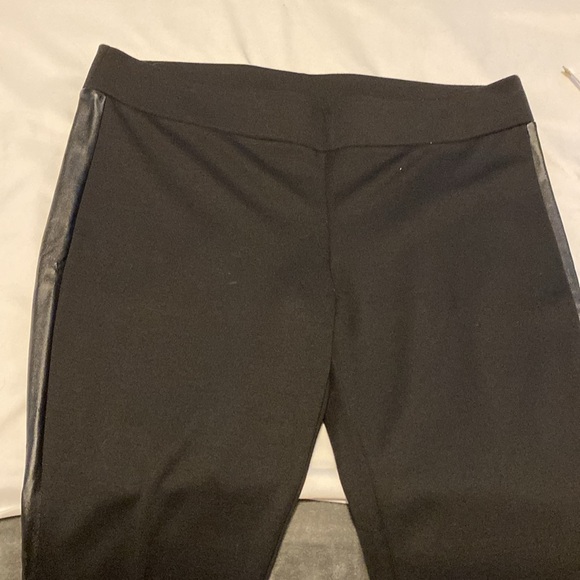 π 5/$20 π WHBM black leggings with faux leather side panels size large - Picture 4 of 16